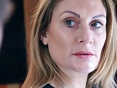 Hussy habló con el cumpleañero para empujar la polla en el arranque