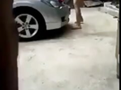 Inamorato se folla a su linda novia cerca de casement