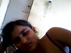 Chico negro empuja falo de chocolate en tiernas hendiduras de chica blanca