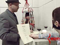El novio no está tan cerca de la rubia lasciva que puede permitirse el lujo de hacer trampa