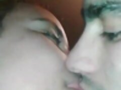 Pelirroja con curvas lame el coño de una rubia antes de que intenten hacer la tijera