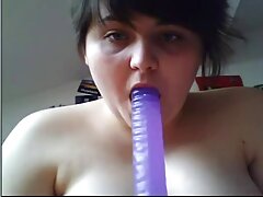 Caliente japonesa sexy recibe una polla gorda en su coño peludo