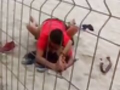 El trasero de la chica está todo rojo por las duras nalgadas durante la doble penetración